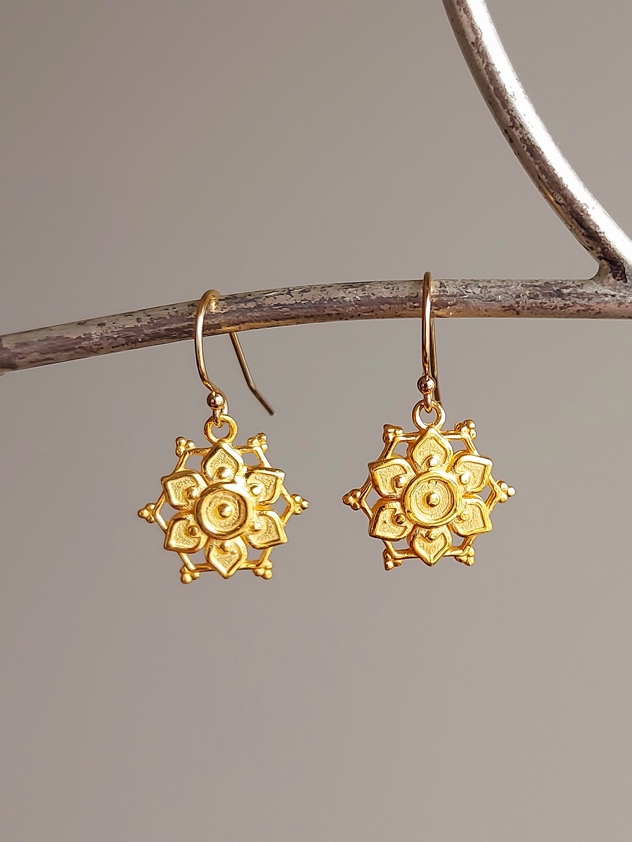 Lotus Gold earrings - E 1697