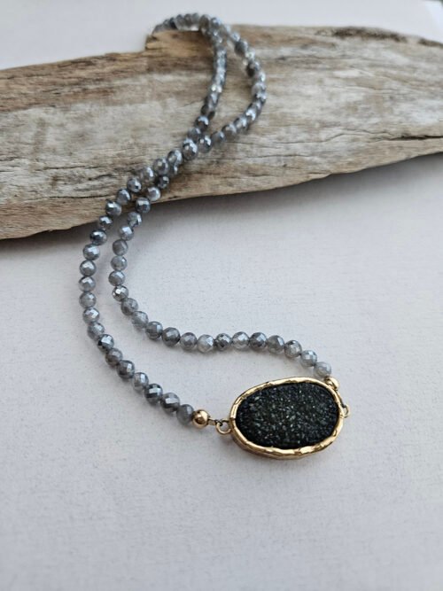 Handcrafted Druzy Quartz Necklace – Labradorite Beaded Chain with Hammered Gold Bezel