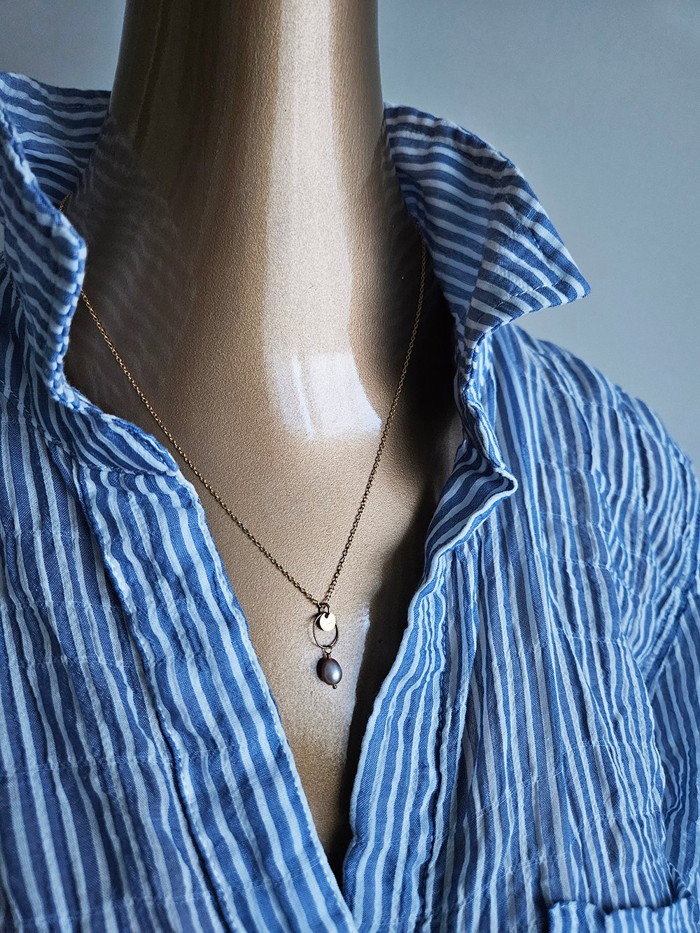 Handcrafted Freshwater Pearl Necklace – Cream Pearl on Circle Link with Gold Disc - Image 2